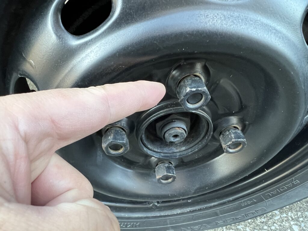 サンバーバン ホイールナットを外してもタイヤが外せない⁉ハブが錆びで固着したタイヤ交換やってみた！ | いよっちVLOG ブログ版